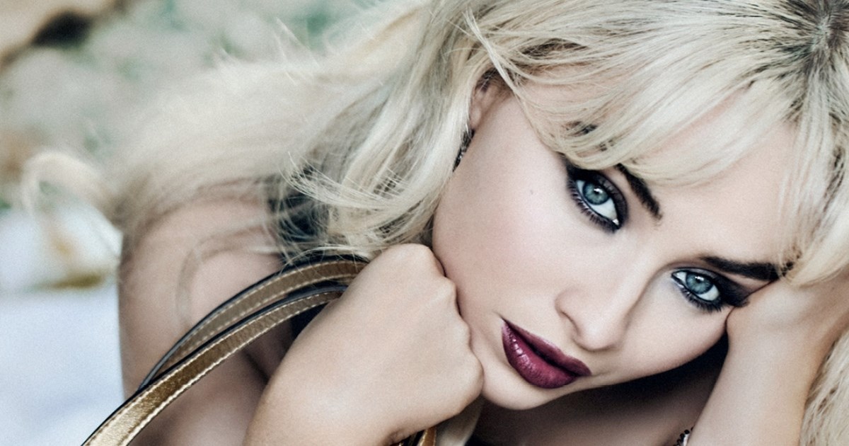 Versace predstavio kampanju sa Sabrinom Carpenter