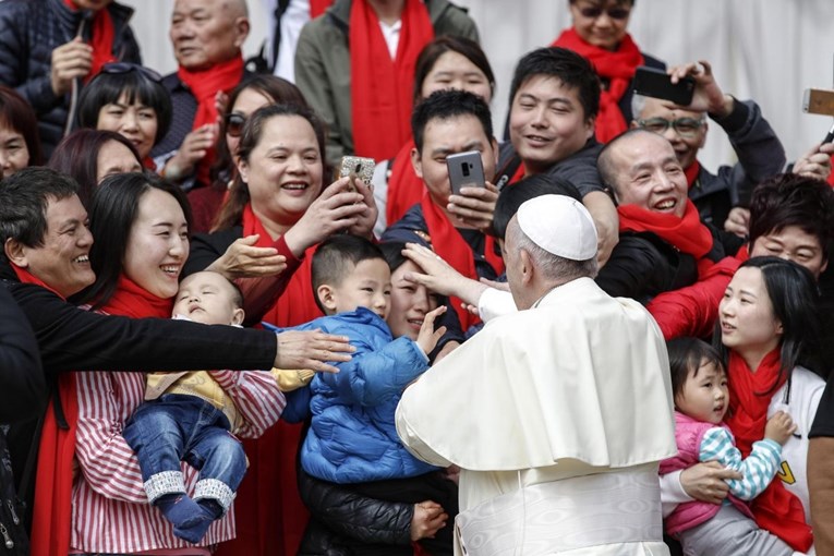 Zašto je Kina izrazila sućut tek 24 sata nakon Papine smrti?