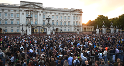 VIDEO Pred Buckinghamskom palačom suze, tišina, zatim himna "Bože, čuvaj kraljicu"