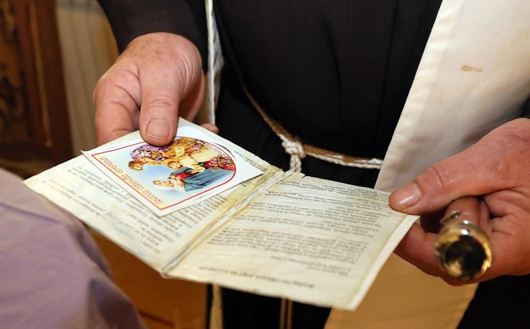 Vjernike u BiH naljutila naljepnica za blagoslov kuća. Evo o čemu je zapravo riječ