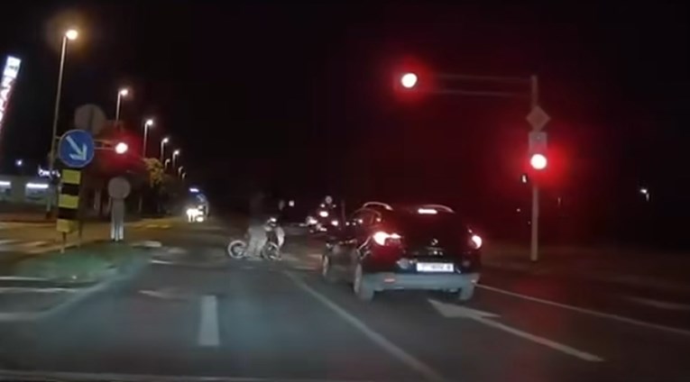 VIDEO U Zagrebu projurio kroz čisto crveno, skoro pregazio obitelj na zebri