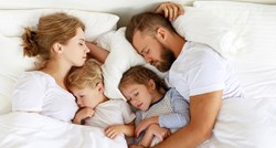 Djeca koja spavaju s roditeljima u krevetu dokazano su pametnija, kaže znanost