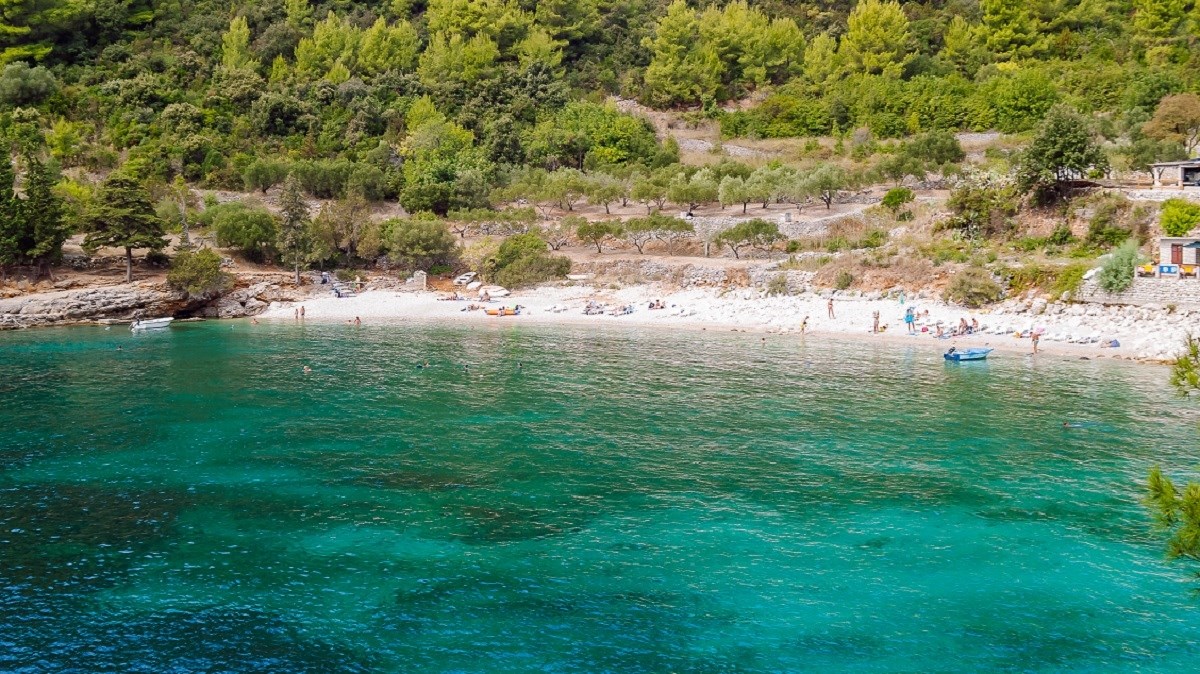 Fekalije na plaži u Korčuli, u moru pronađena Escherichia coli