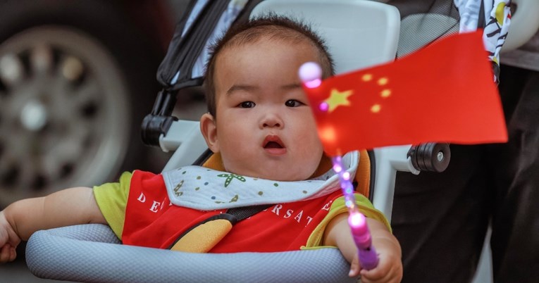 Novi trend u Kini: Roditelji bebama stavljaju kacige kako bi im oblikovali glavu