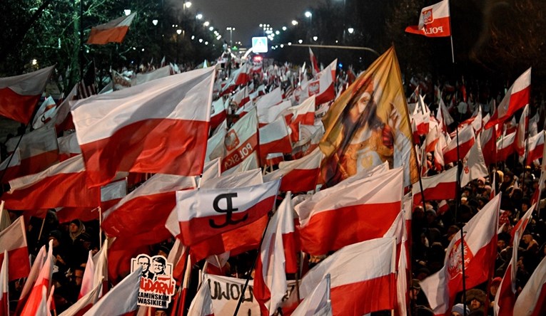 FOTO Tisuće u Poljskoj prosvjeduju zbog reforme medija i uhićenja bivših ministara