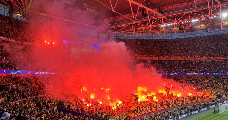 Pogledajte koreografiju i bakljadu navijača Borussije na finalu Lige prvaka