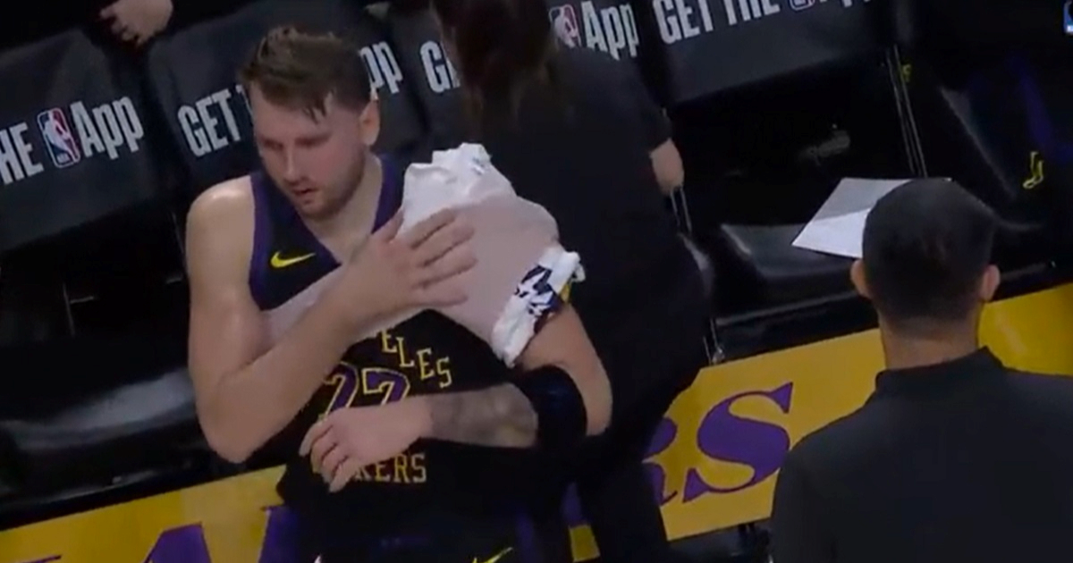 VIDEO Novi problem za Lakerse? Dončić igrao u bolovima. Na ramenu držao ledeni oblog