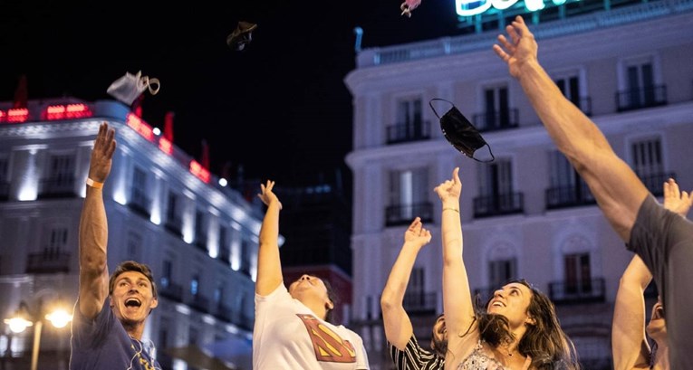 Španjolska ukinula maske na otvorenom. Neki su slavili, ali mnogi ih i dalje nose