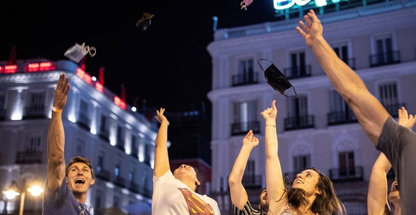 Španjolska ukinula maske na otvorenom. Neki su slavili, ali mnogi ih i dalje nose