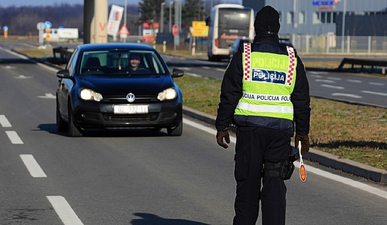 U Čabru usred bijela dana mrtav pijan vozio auto, napuhao je 3.4 promila