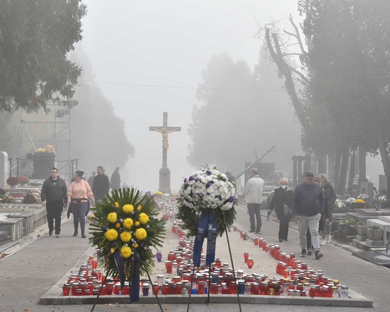 FOTO Građani se sjećaju svojih bližnjih, na groblja nose cvijeće i pale lampaše