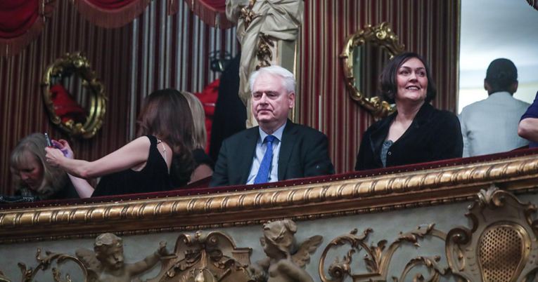 Ivo Josipović nakon dugo vremena snimljen u javnosti sa suprugom Tatjanom