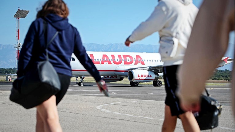 Pijani Britanac vrijeđao policajce na aerodromu u Zadru. Jednog je i ozlijedio