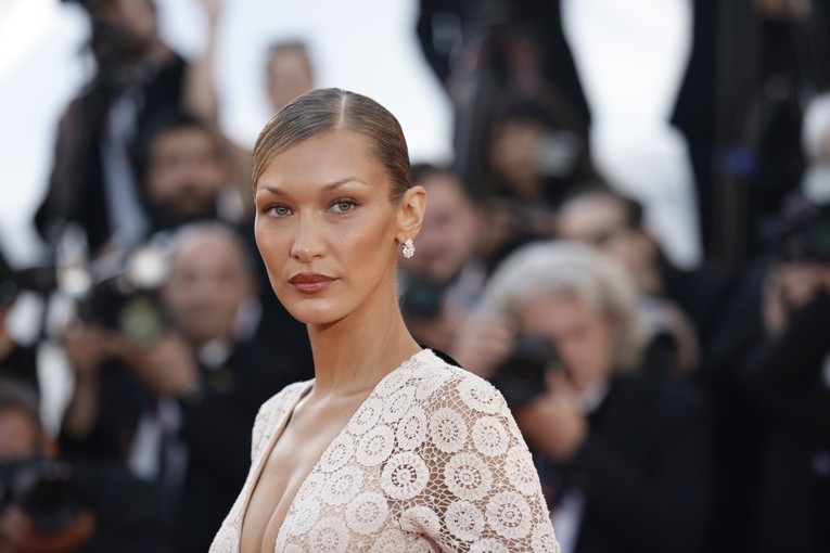 Bella Hadid kroz suze: "Ne mogu funkcionirati zbog bolesti"