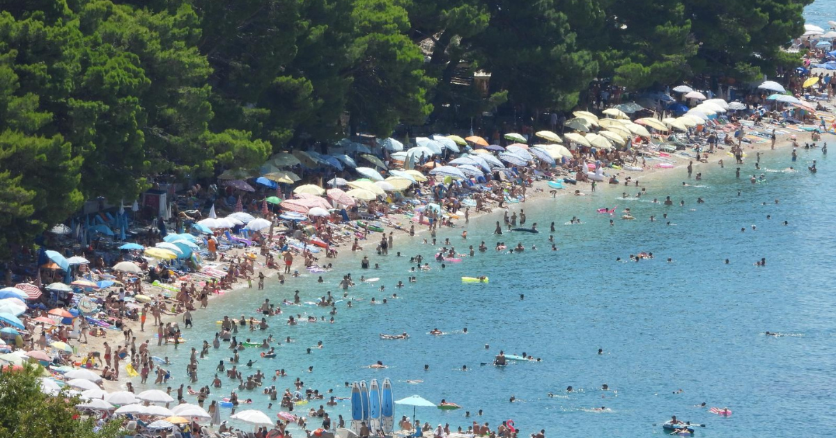 Ovako izgleda plaža u Baškoj Vodi početkom kolovoza