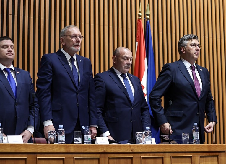 Saborski zastupnici i članovi vlade odali počast papi Franji