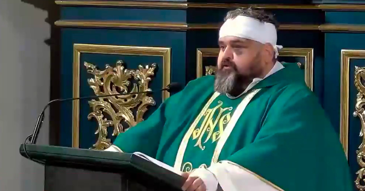 Ranjeni poljski svećenik u zavojima i s modricama: "Nemojte kriviti Ukrajince"