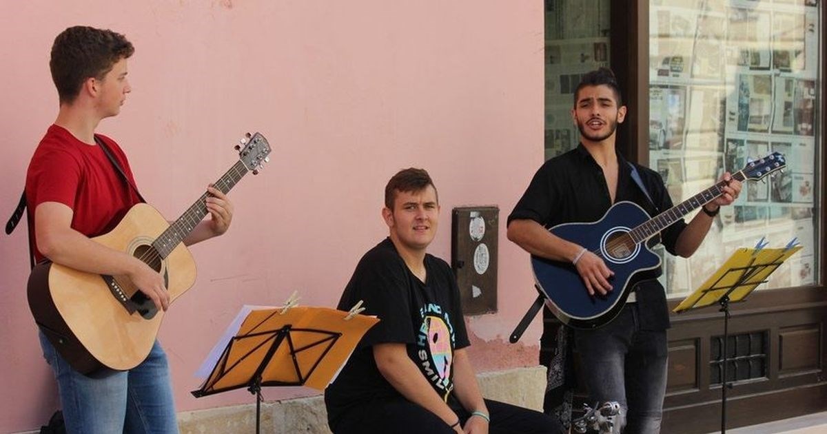 Varaždinski ulični svirači dobili poveći iznos od prolaznice, žele joj vratiti novac