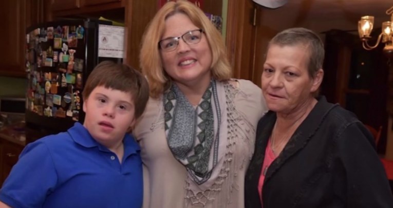 Učiteljica usvojila učenika sa sindromom Down nakon što mu je umrla mama