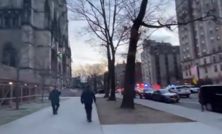 Muškarac pucao ispred crkve na Manhattanu, policajci mu uzvratili i ranili ga