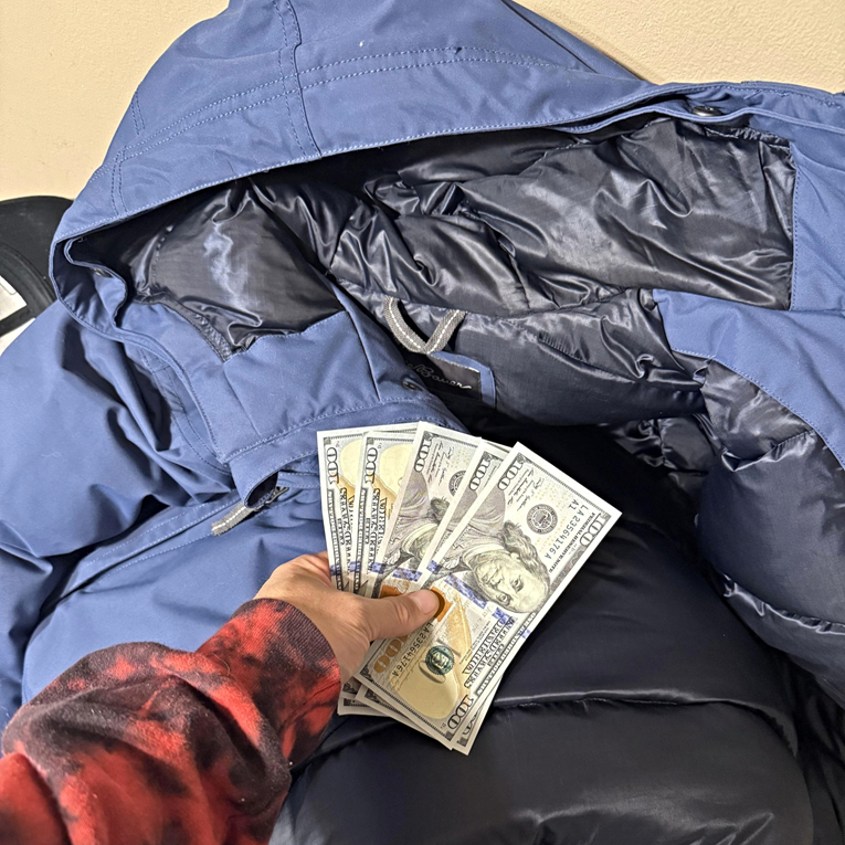 Kupio jaknu u second-handu, iznenadio se kad je vidio što je ostalo u džepu