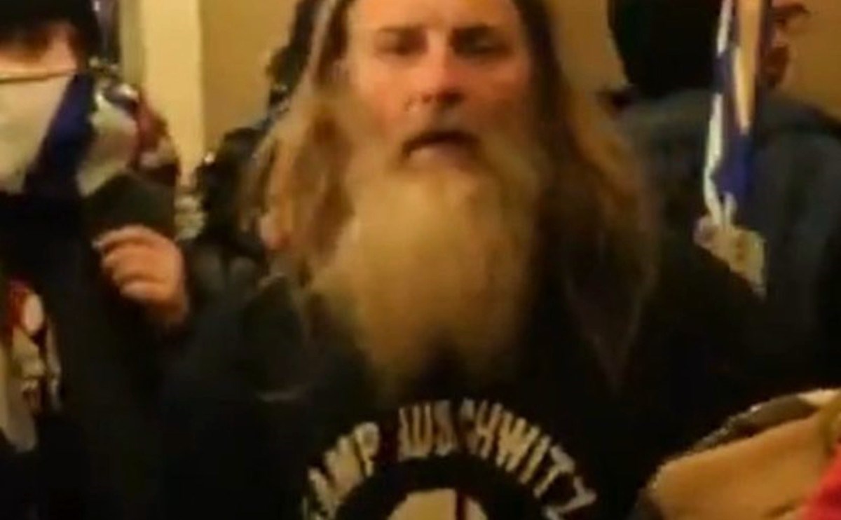 U Trumpovoj rulji koja je upala u Kongres bio je muškarac s majicom "Kamp Auschwitz"