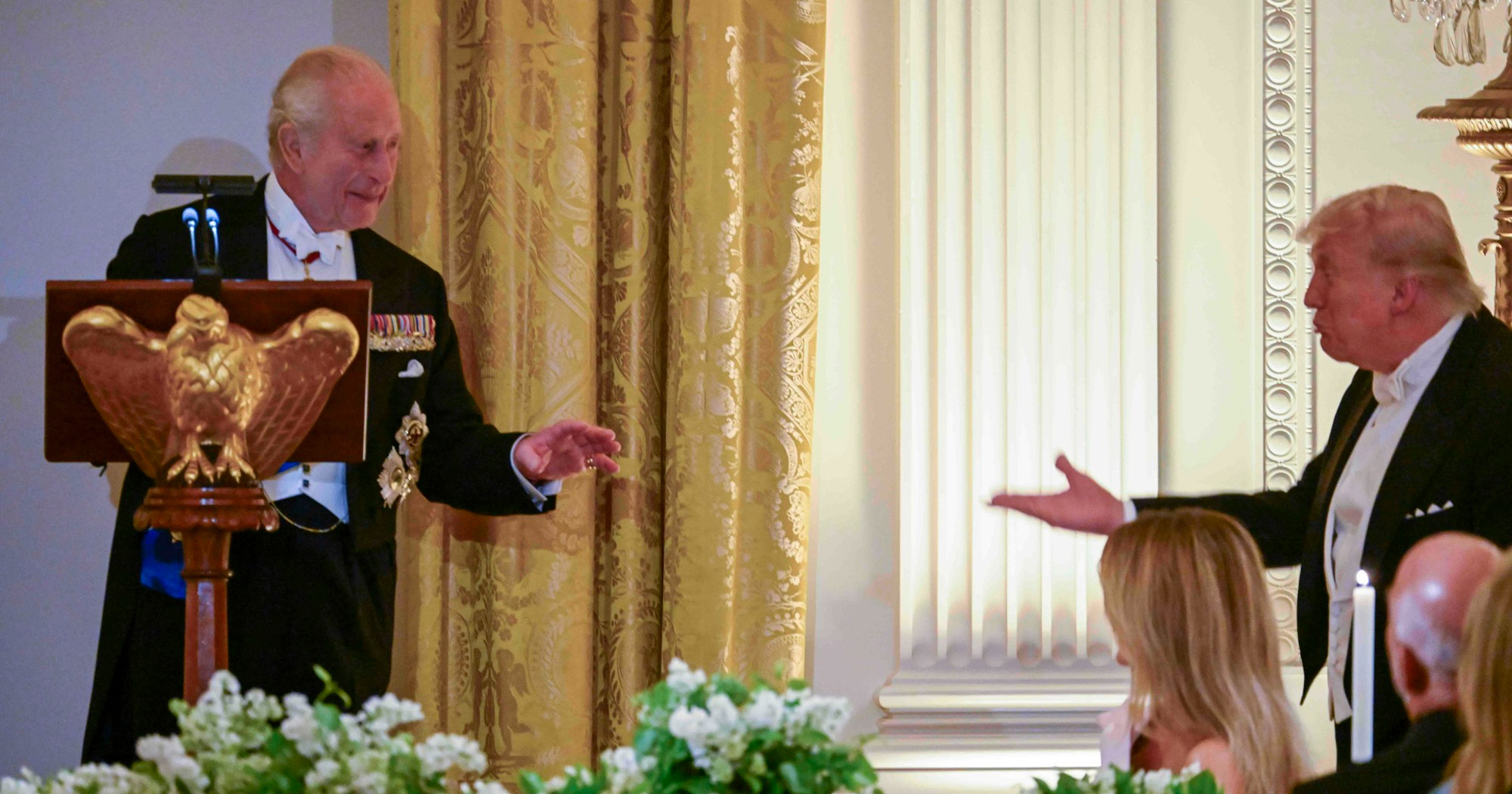 Kralj Charles dao Trumpu neobičan poklon sa skrivenom porukom