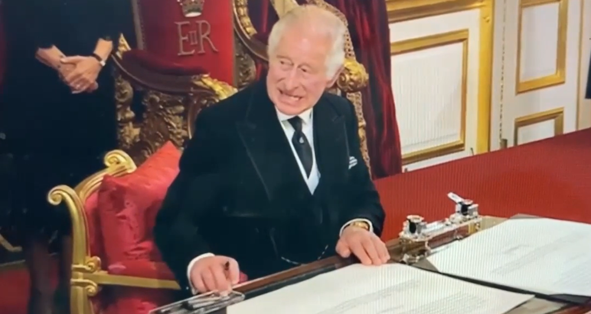 Charles se naljutio na olovke, ljudi ga sprdaju: "Ovako se ponašaš kad imaš sluge"