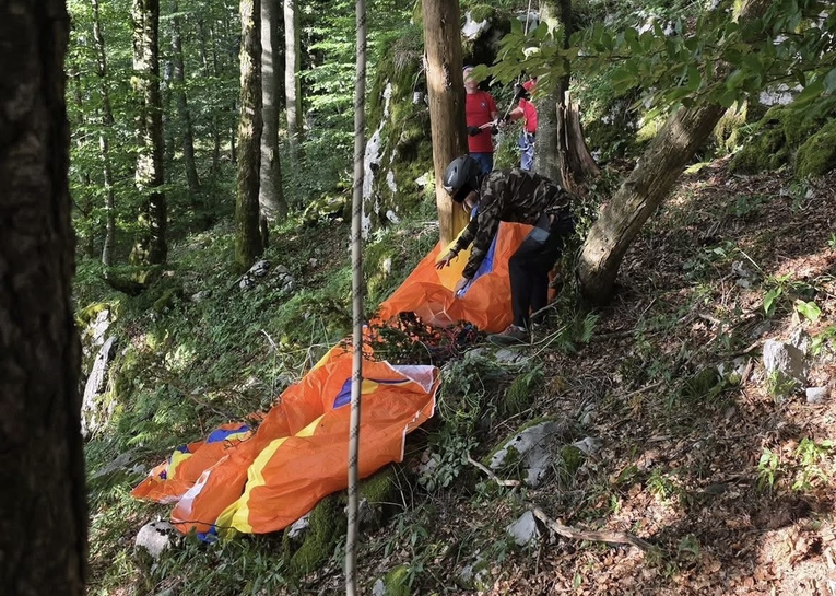 Paraglajder zapeo na stablu u Gorskom kotaru, spasio ga HGSS