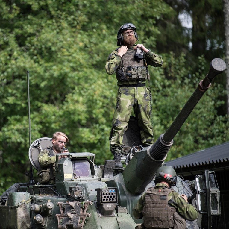 Švedski vojnik prebačen u bolnicu. Zaglavio glavom u otvoru oklopnog vozila