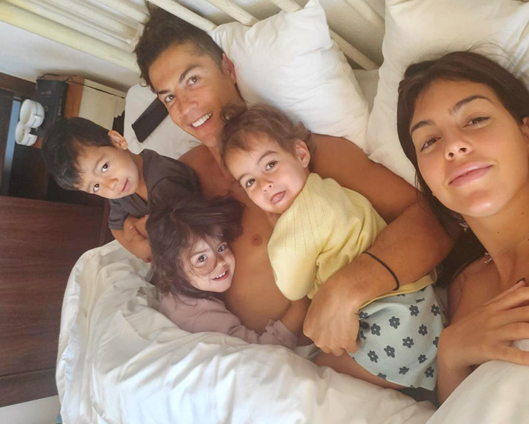 Ronaldo objavio jutarnji selfie iz kreveta, pažnju privukla Georgina bez šminke