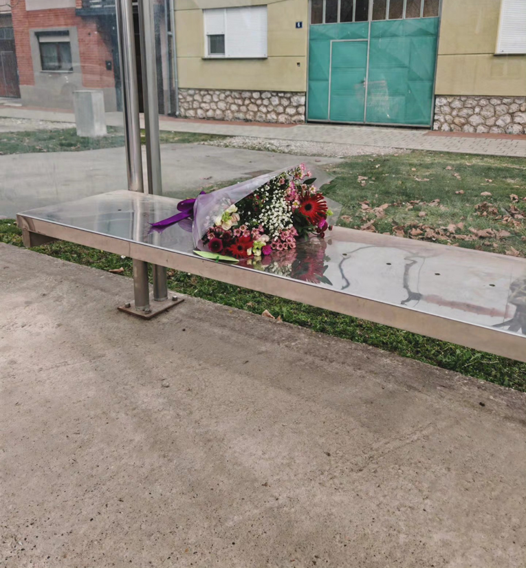 Po Slavoniji osvanuli "napušteni" buketi. Priča iza toga je dosta slatka