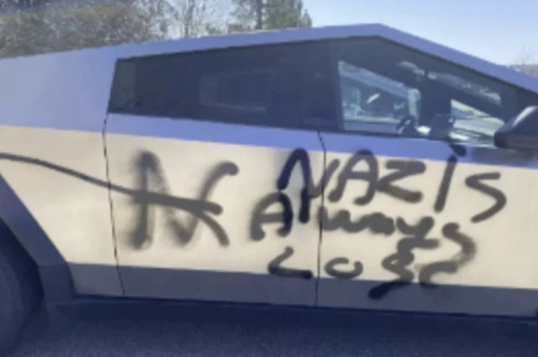 FOTO Na Cybertruck ispisali "nacisti uvijek gube". Snimile ih nadzorne kamere