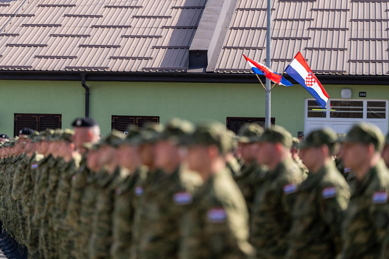 Vojska zvala majku da dođe po sina ročnika jer ga boli grlo. Reagirao MORH