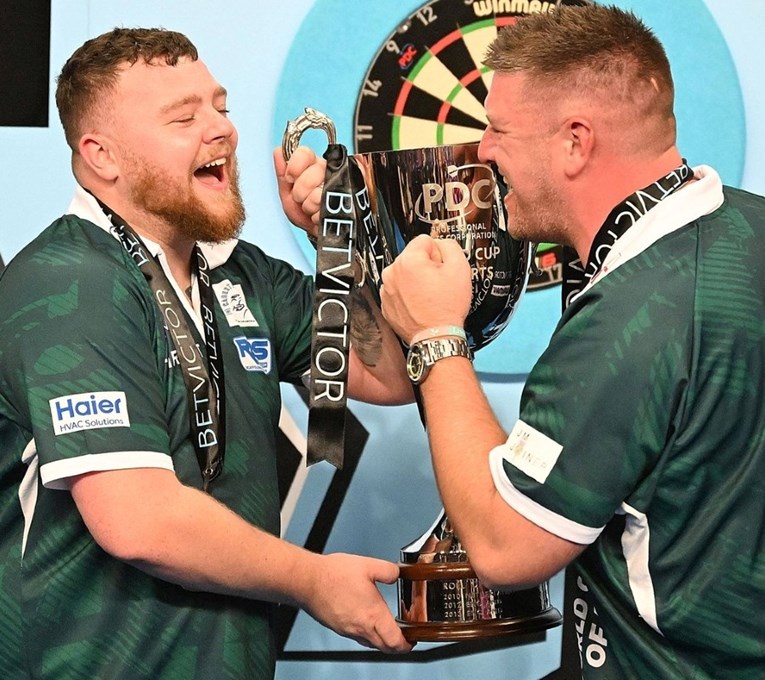 Sjeverna Irska prvi put postala svjetski prvak u pikadu. Pogledajte scene za povijest