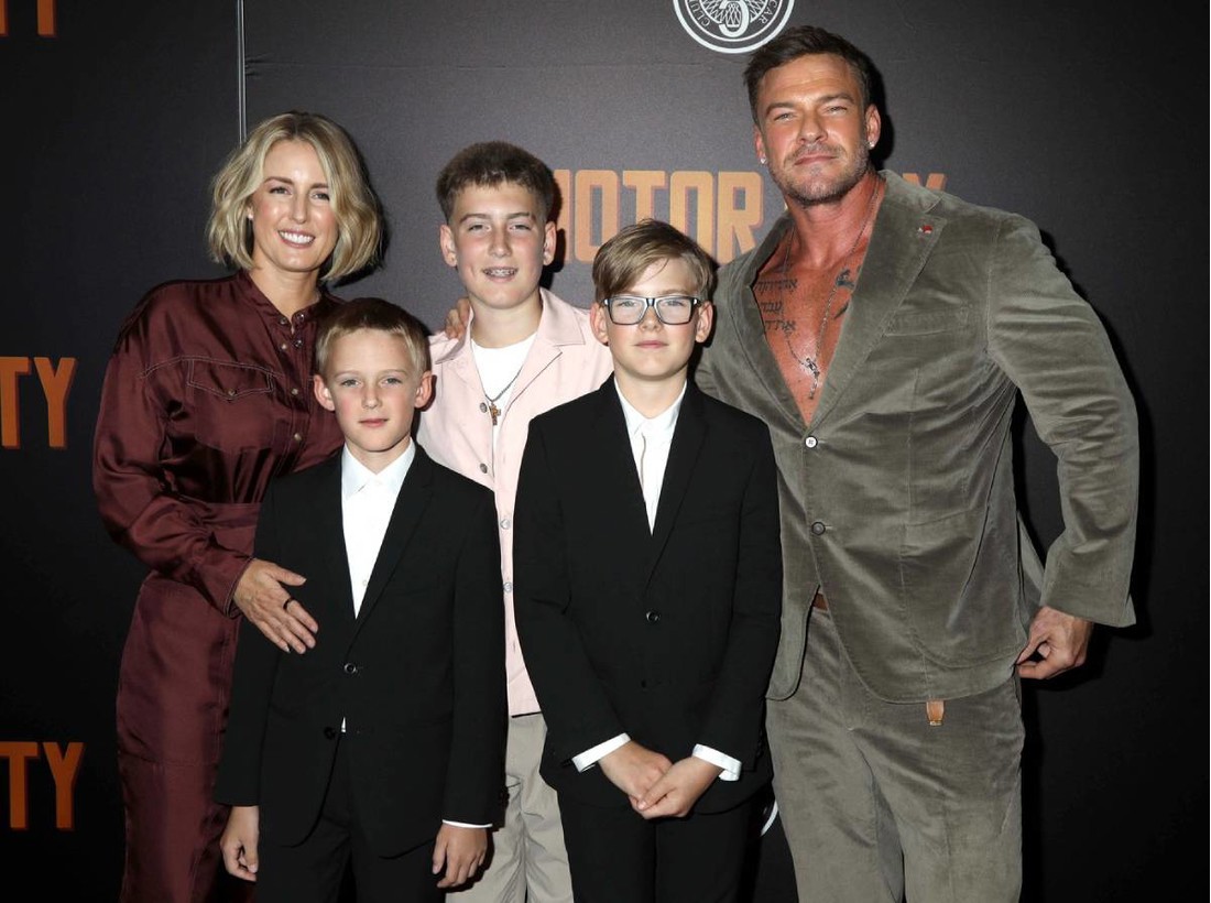 Alan Ritchson i supruga Catherine razvode se nakon 20 godina braka, imaju tri sina