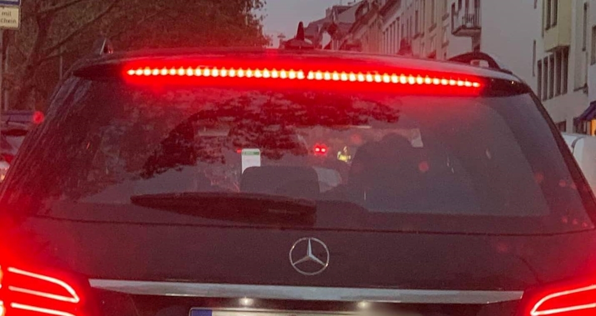 Registracijska oznaka na Mercedesu nasmijala Fejs, ljudi pišu: Može se vratiti u selo