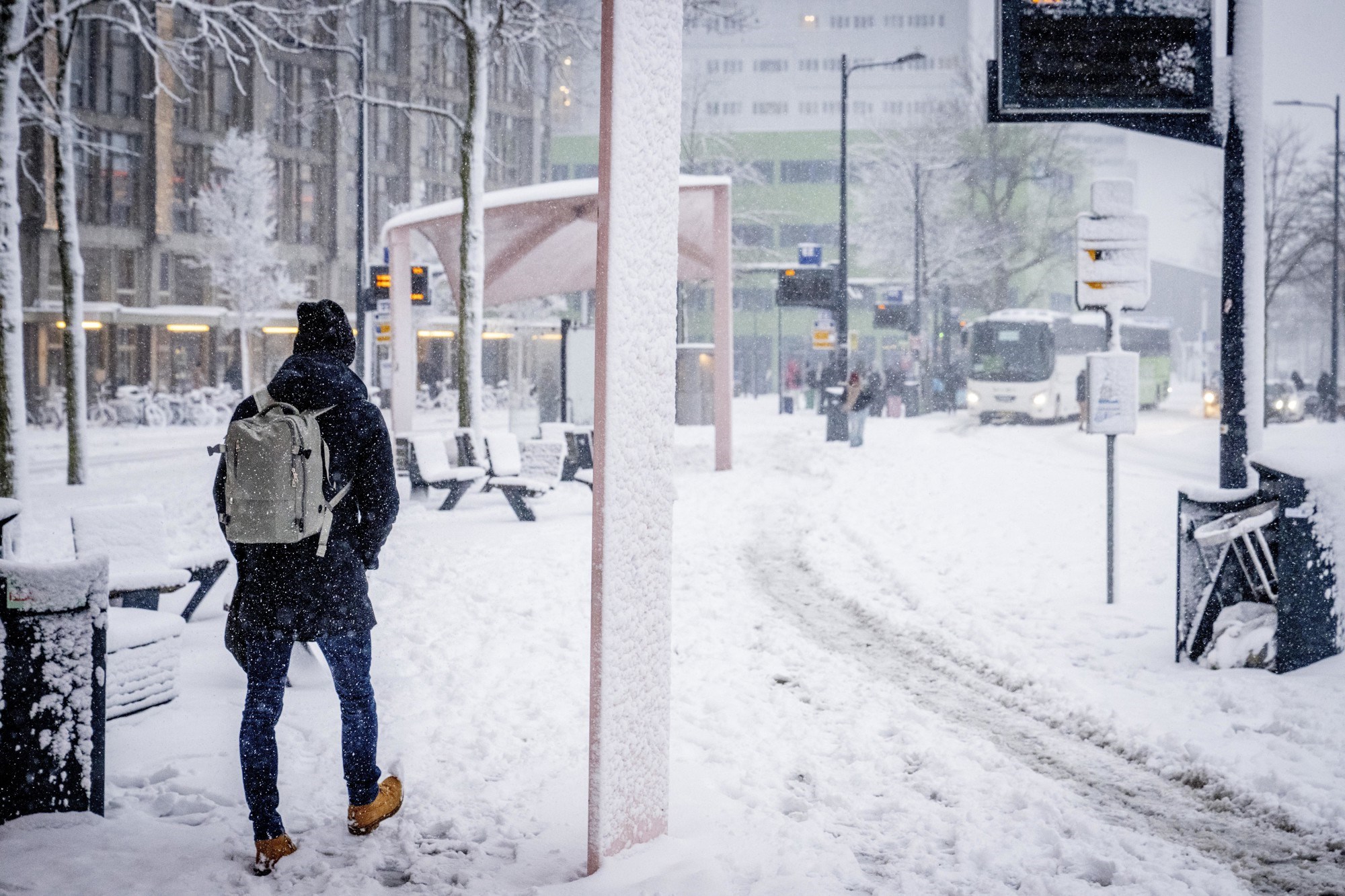 Snijeg i led blokirali Europu: Pariz, London i Amsterdam pod upozorenjima