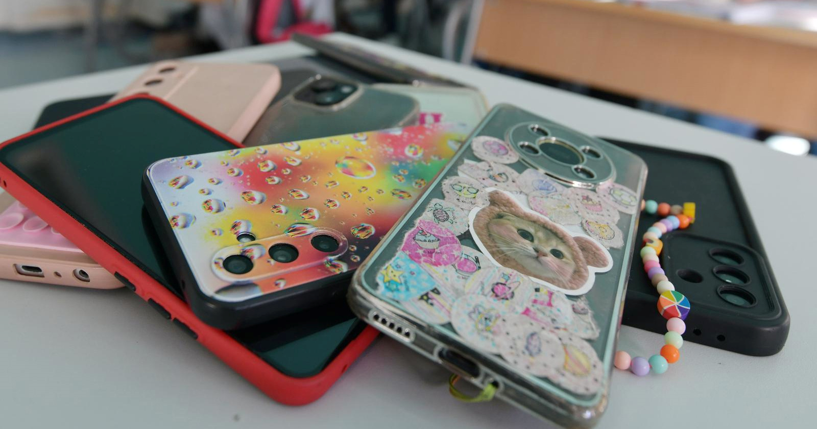 Sabor će sutra raspraviti prijedlog Selak Raspudić o zabrani mobitela u školama