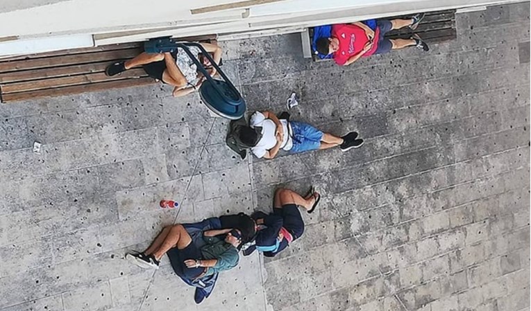 "Pet prijatelja i nula kreveta": Ovo su najgore fotke turista po Dalmaciji