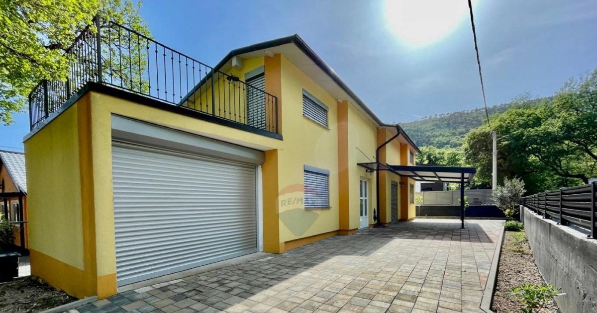 Top oglasi za nekretnine: Prostrana obiteljska kuća u Bribiru s uređenim dvorištem