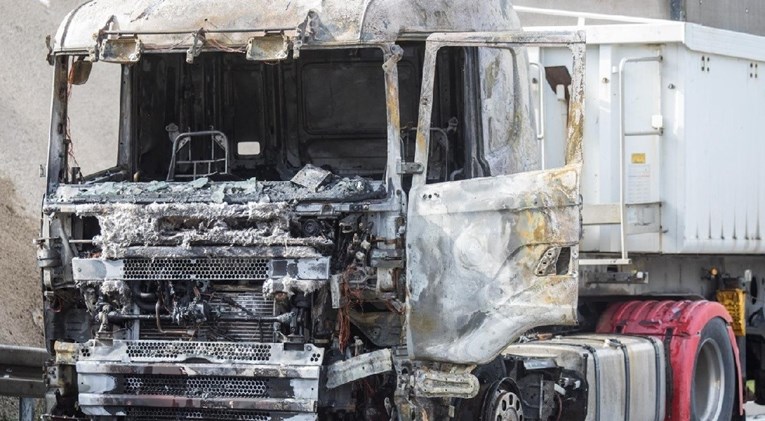 U Nizozemskoj se zapalio kamion, više od 150 vozača snimalo požar i zaradilo kaznu