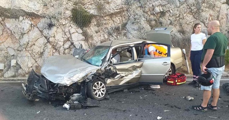 Kod Dubrovnika se sudarila dva auta, ima ozlijeđenih. Zatvorena Jadranska magistrala
