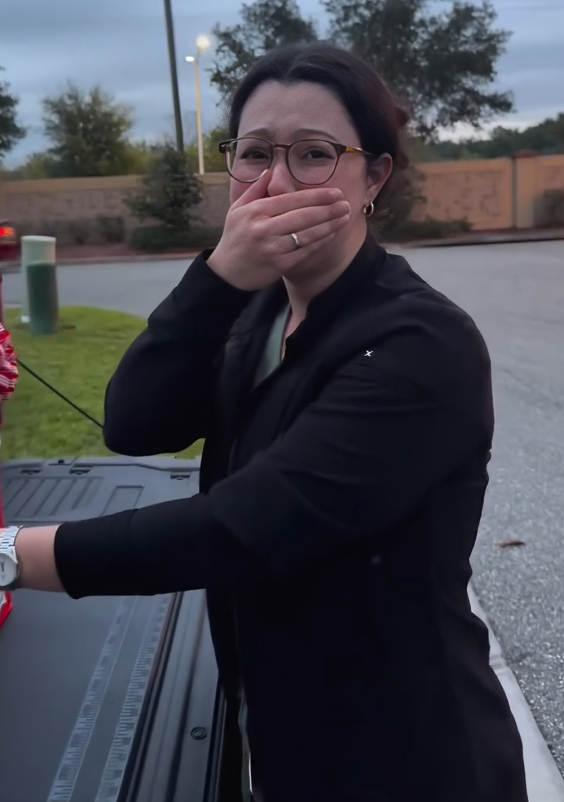 Dobila je božićni dar od supruga, kad je prišla kutiji vidjela je da se miče