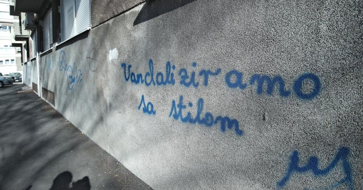 Grafit u jednoj zagrebačkoj ulici privlači pažnju prolaznika zbog poruke koju šalje