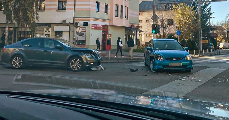 FOTO Prometna na raskrižju u Zagrebu: Sudarila se dva auta