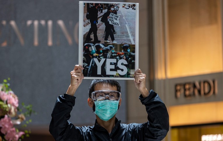 Stotine ljudi obilježavaju godišnjicu prosvjeda u Hong Kongu