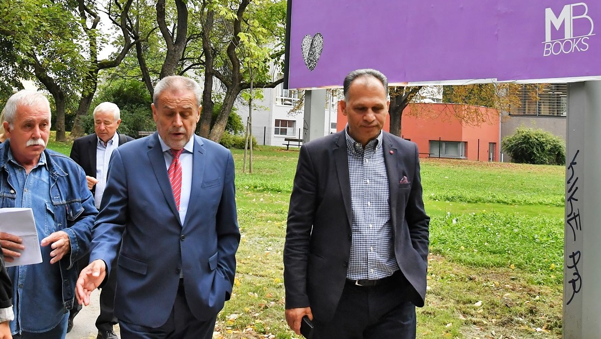 "Jednom će i na tebe doći red": Bandić se fotkao uz plakat s nezgodnom porukom