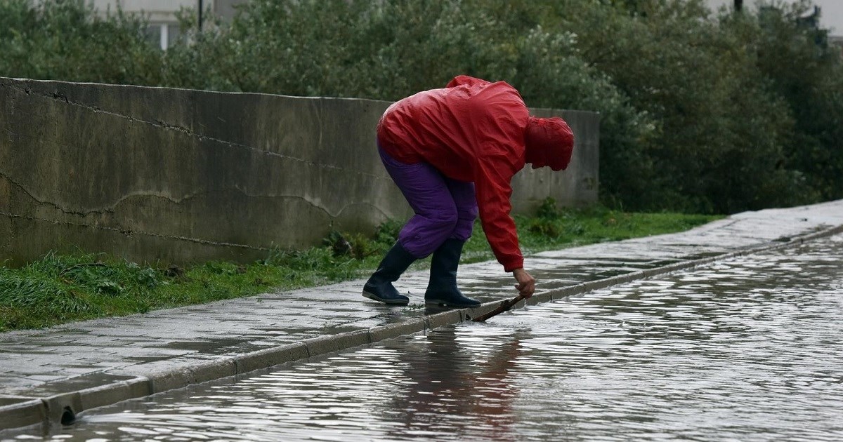 U više županija poplavljeni podrumi i ceste, srušena stabla...