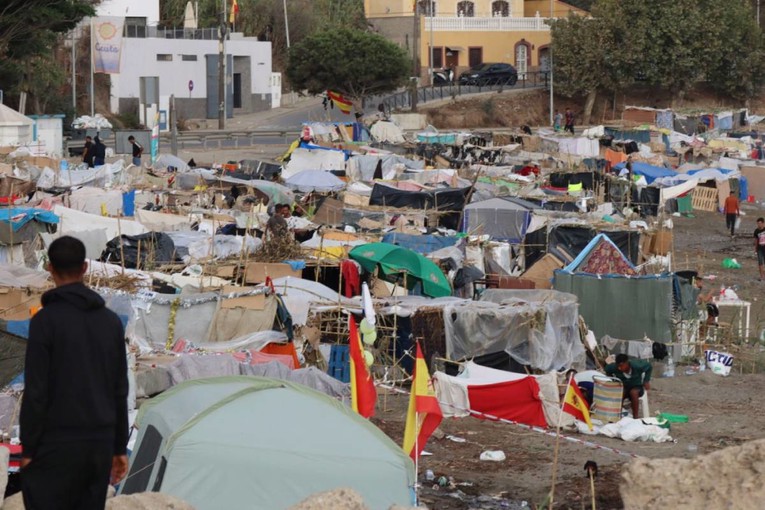 Španjolska istražuje masovni ulazak migranata u Ceutu kao "hibridni rat"